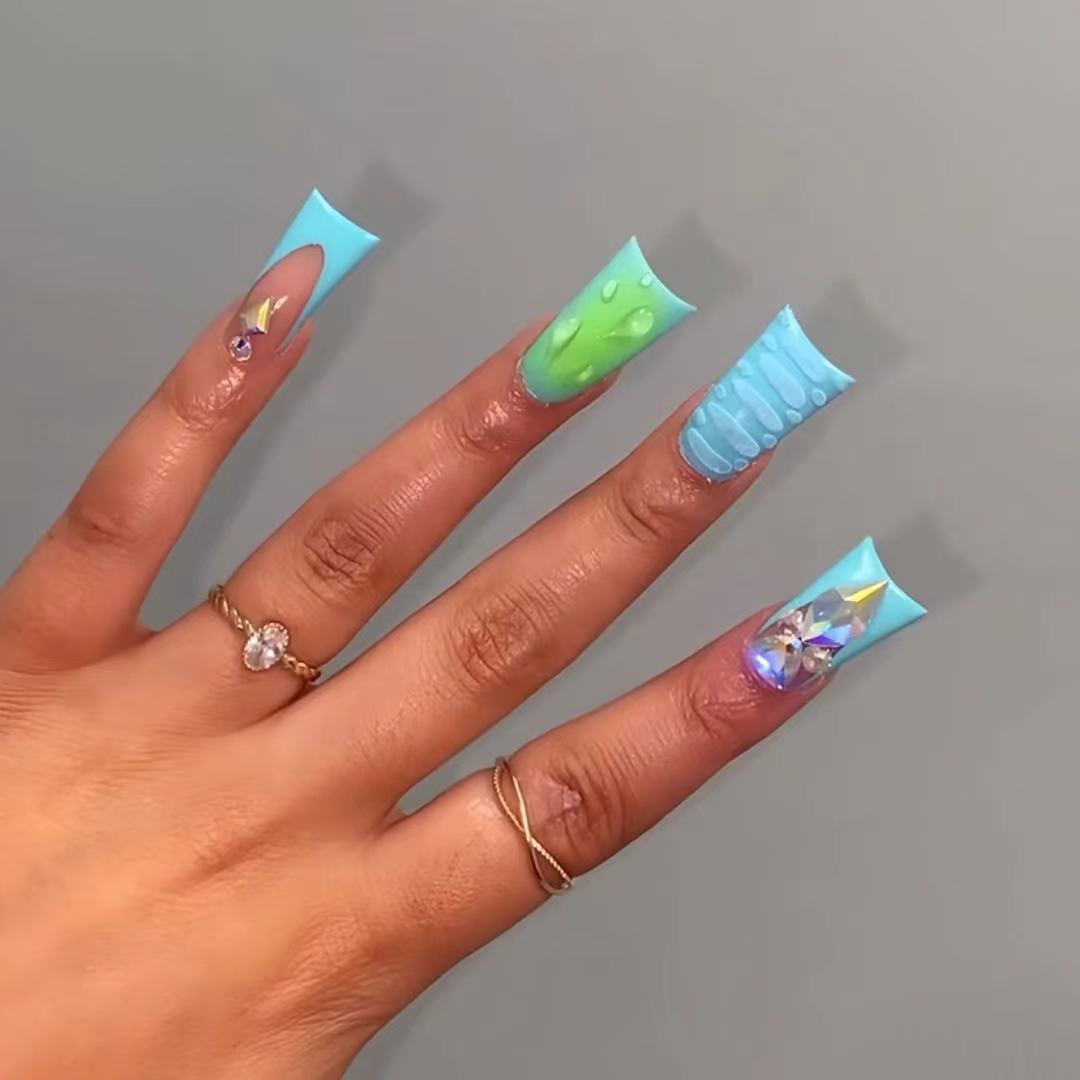 Kreative wasserbasierte Nagelerweiterungen Brehn