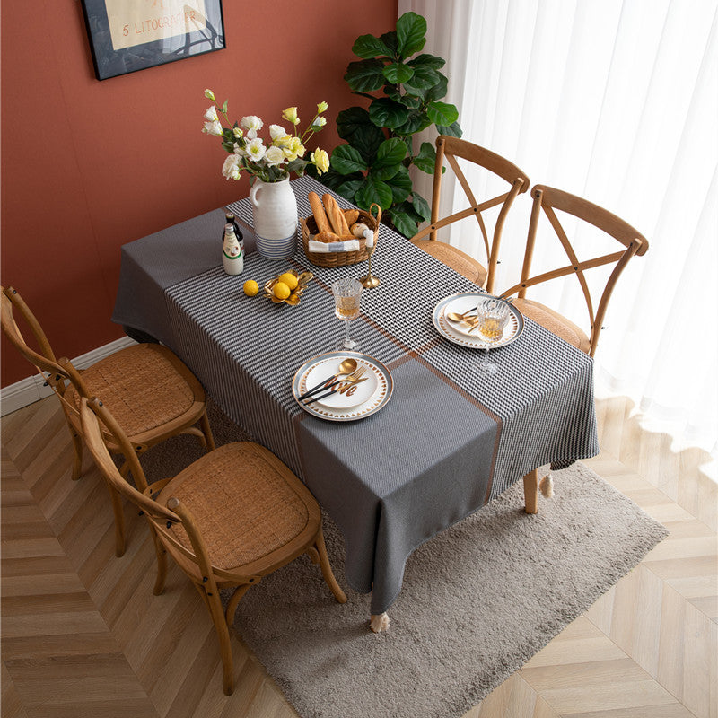 Elegante gestreifte Tischdecke