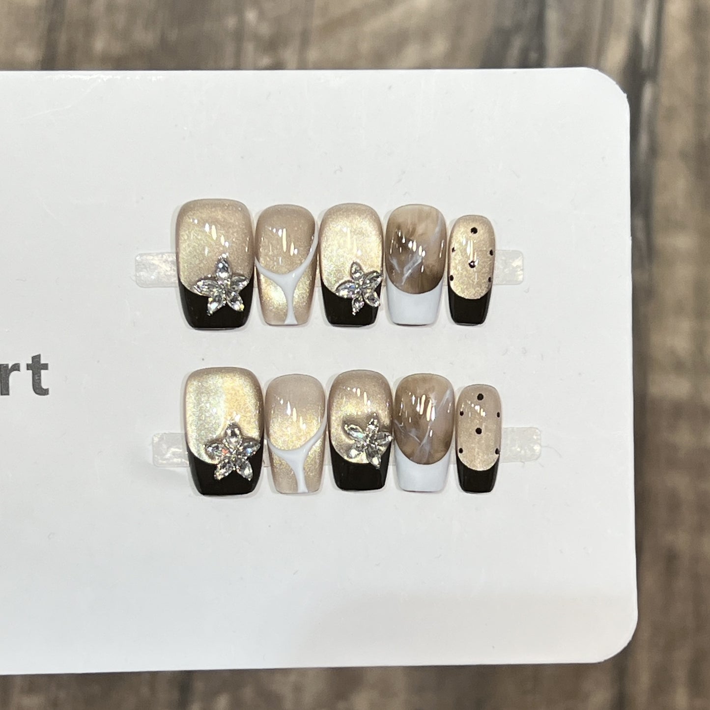 Elegantes Press-On Nail Art Set mit floralen Verzierungen Brehn