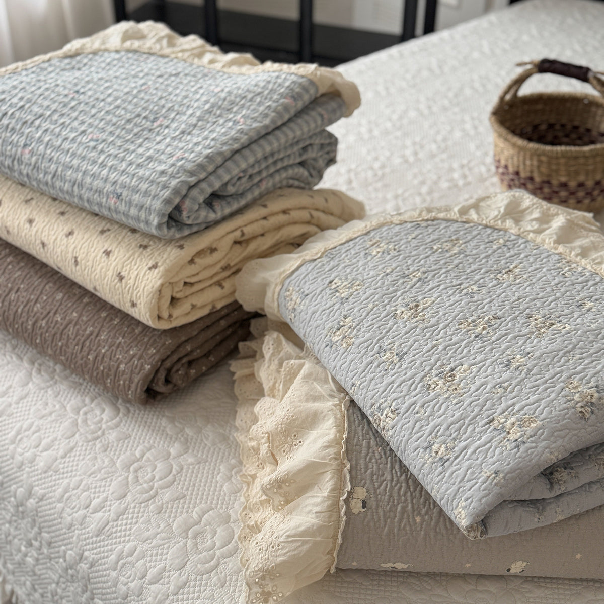 Gesteppte leichte Blumencotton-Bettdecke mit Rüschensaum und wendbarem Design