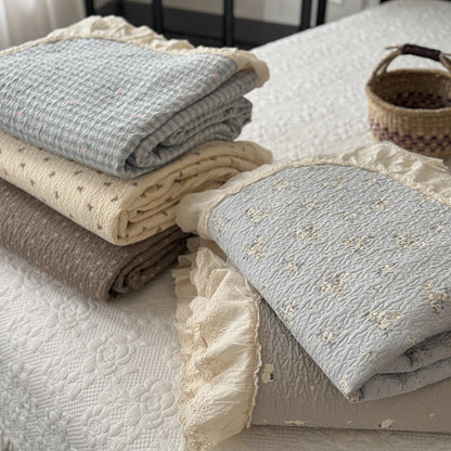 Gesteppte leichte Blumencotton-Bettdecke mit Rüschensaum und wendbarem Design