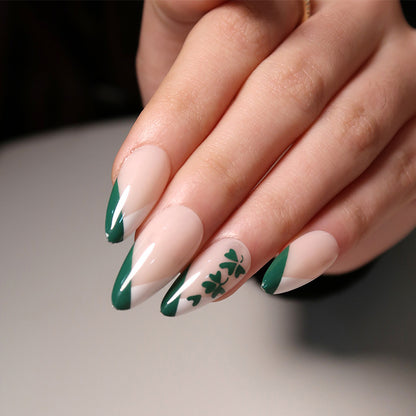 Kunstvolle Stiletto-Nägel mit Kleeblatt-Design Brehn