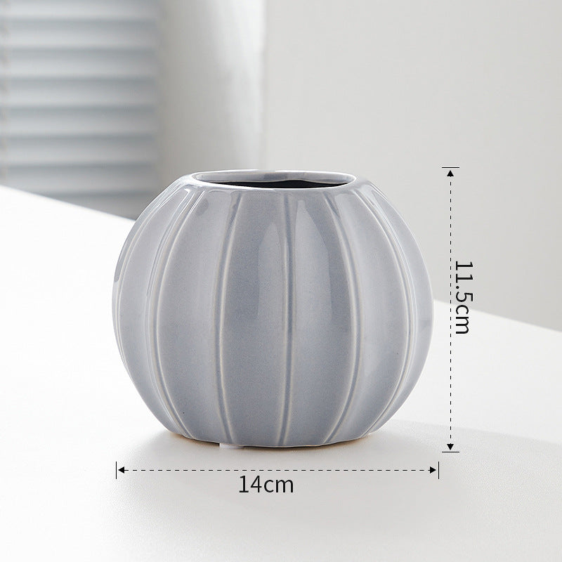 Dekorative Keramikvase mit modernem Rillenmotiv Brehn