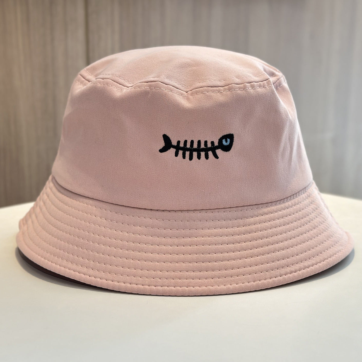 Stylische Bucket Hat mit einzigartiger Fischstickerei