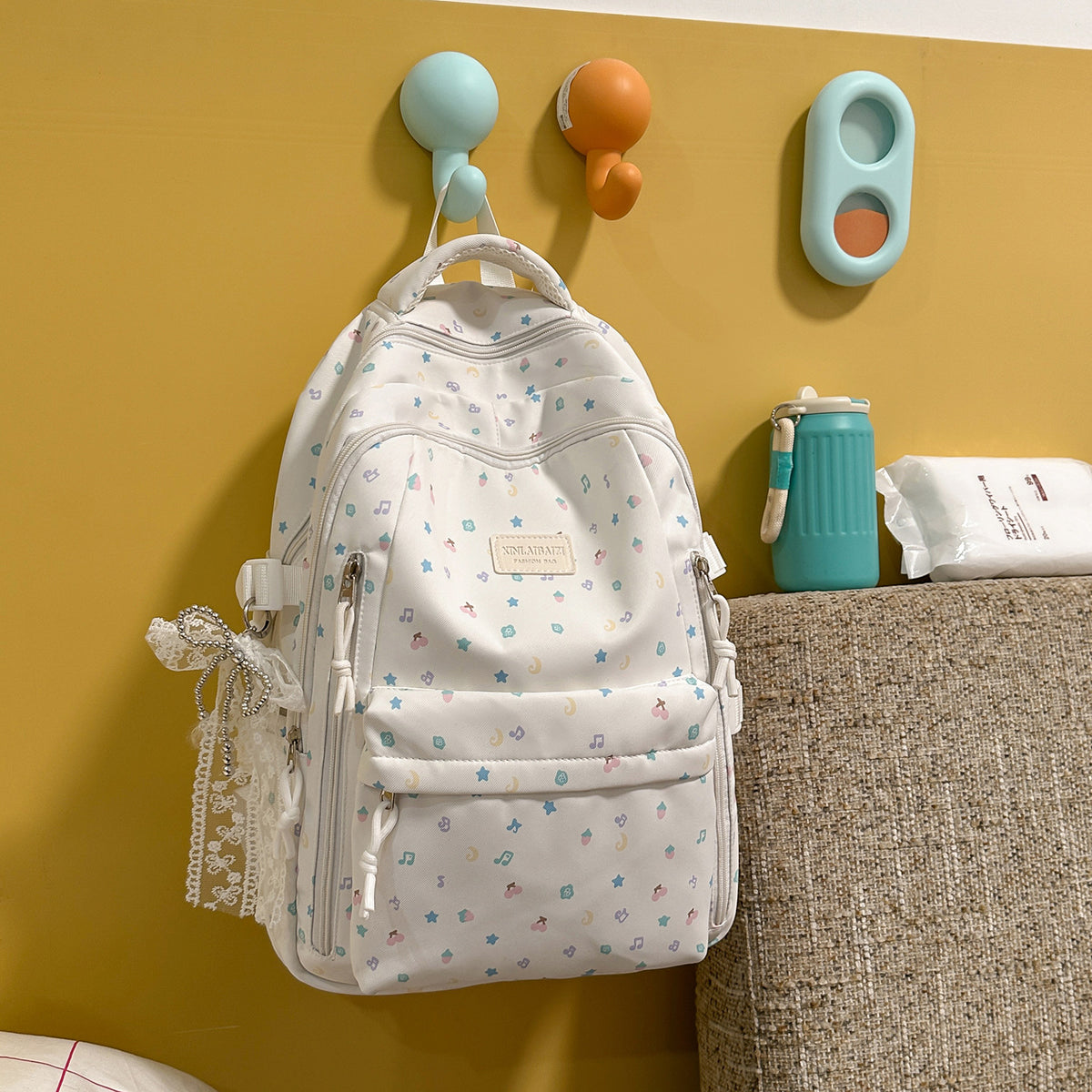 Stylischer Multi-Taschen-Rucksack mit dekorativen Akzenten Brehn