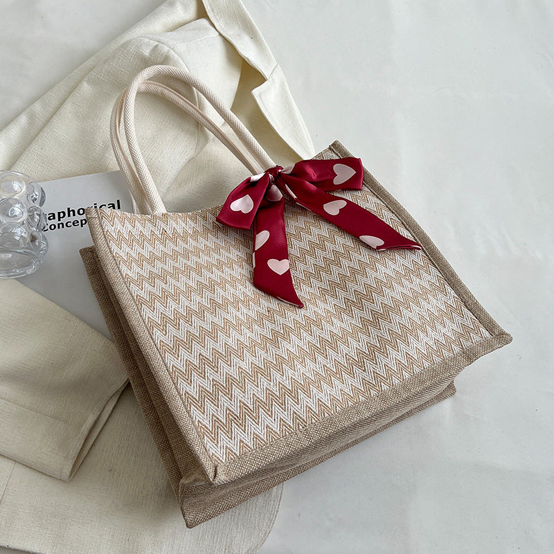 Texturierte Handtasche mit dekorativem Schal