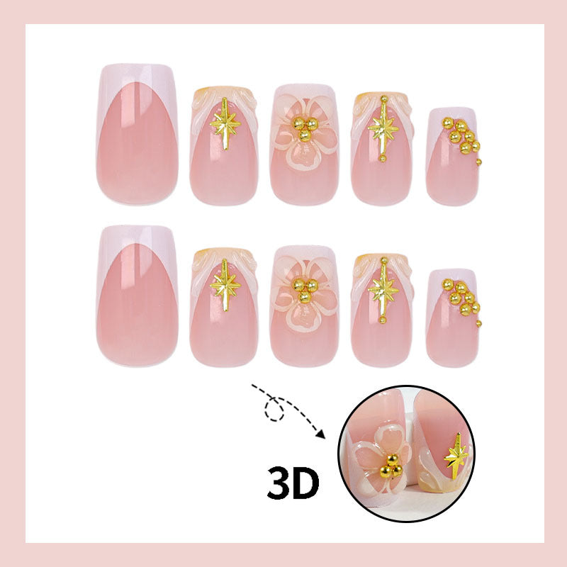 Kunstnagelset mit zarten Blüten- und Goldverzierungen Brehn