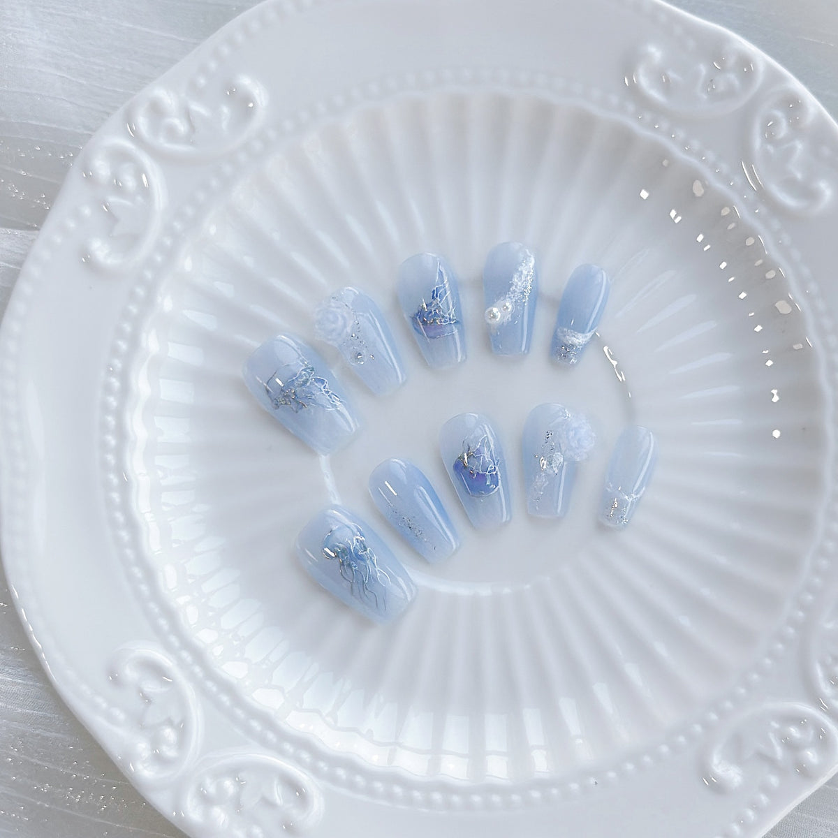 Künstlerisches Press-On Nagelset mit vom Meer inspirierten Designs