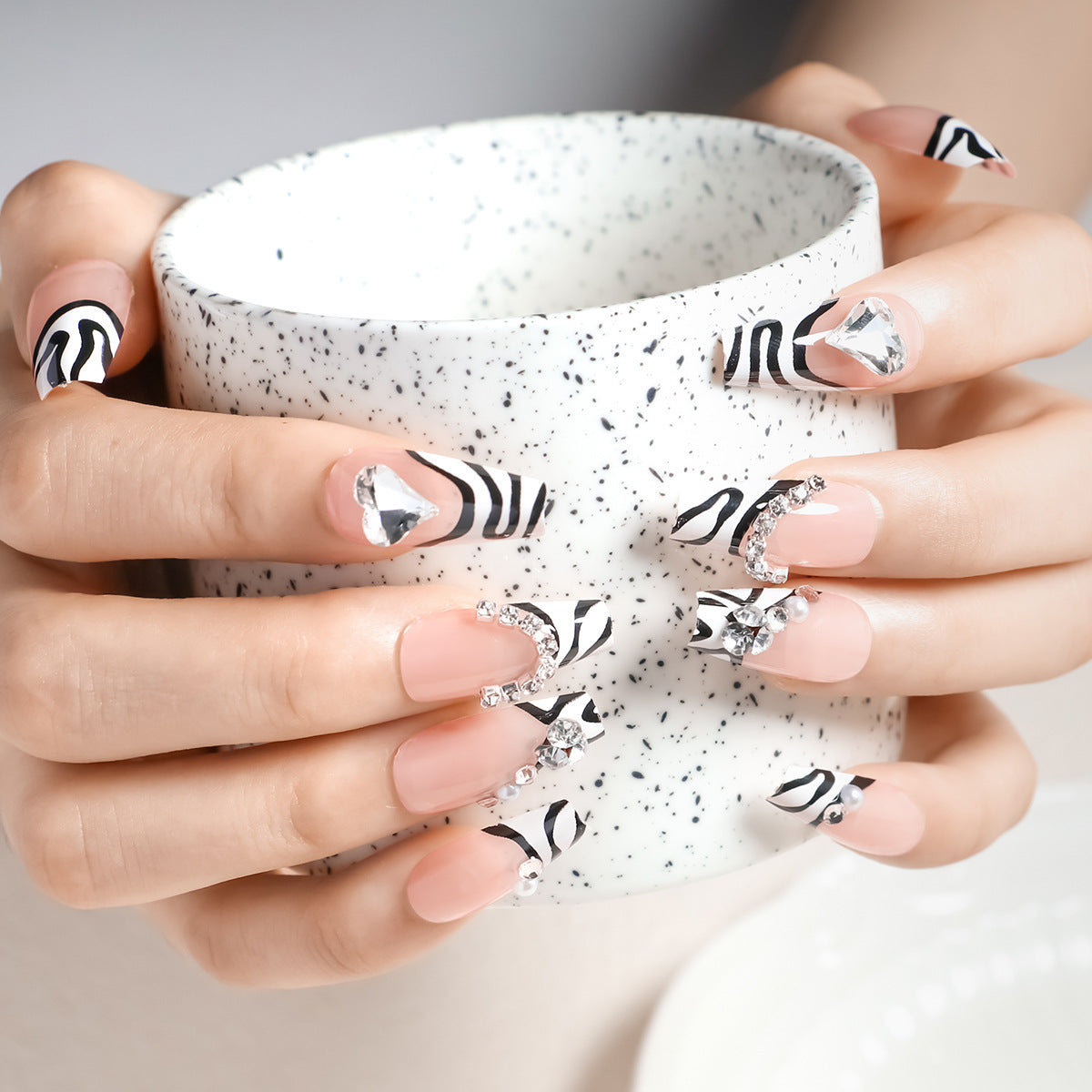 Dekorativer Press-On-Nagelset mit 3D-Akzenten Brehn