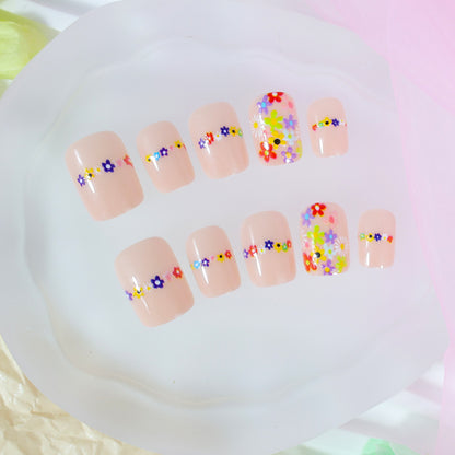Kunstnagelset mit floralen Designs und hochwertigen Verzierungen Brehn