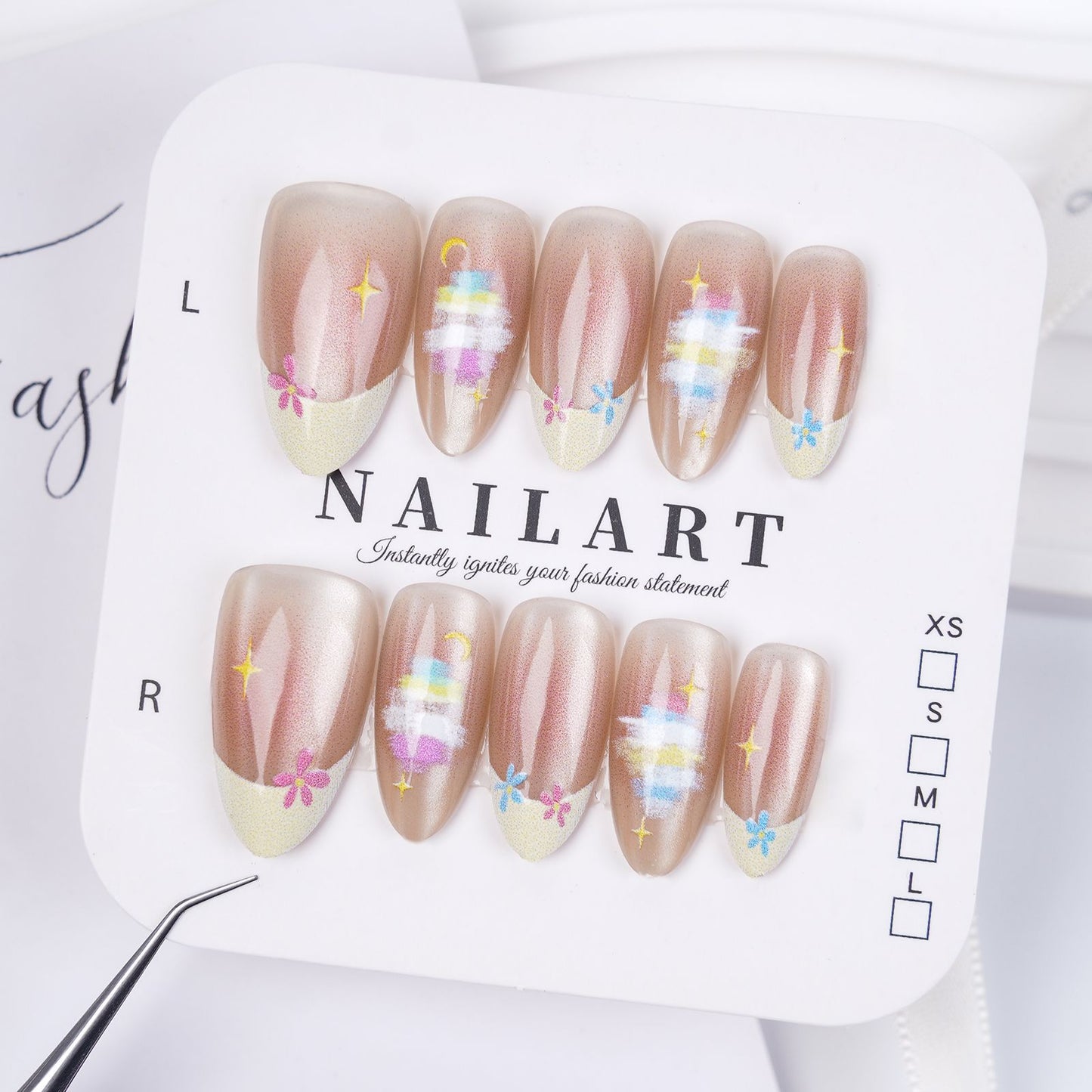 Künstlerisches Press-On-Nagelset mit floralem und glitzerndem Design Brehn