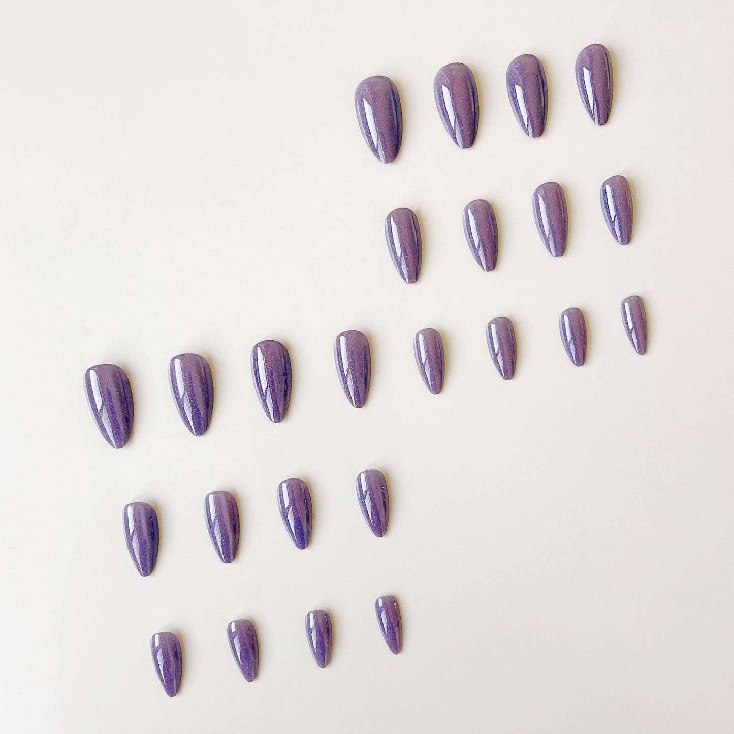 Kunstnagelset mit schimmernden und eleganten Spitzen Brehn