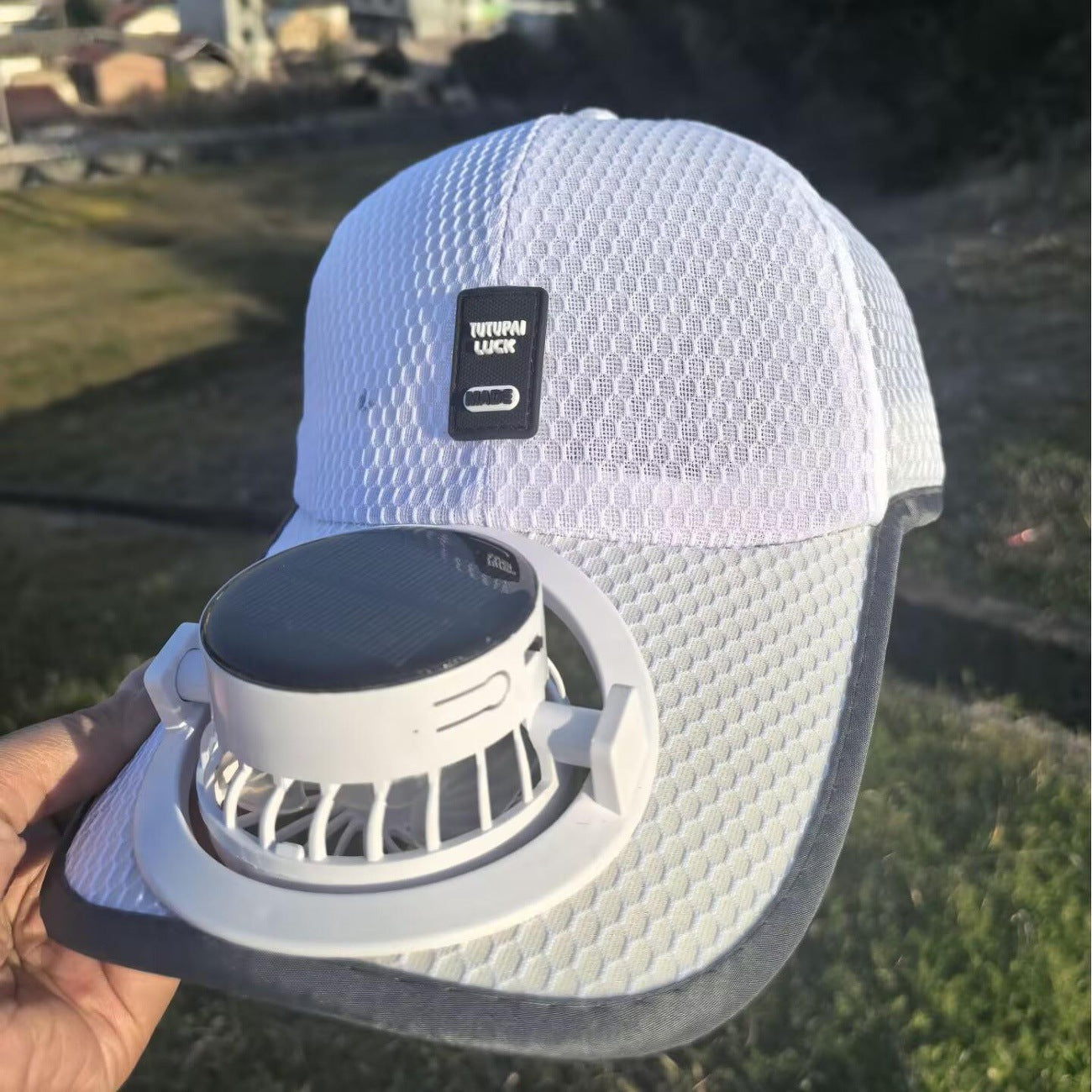 Solarbetriebene Baseballmütze mit abnehmbarem Solarventilator und atmungsaktivem Wabenstoff Brehn