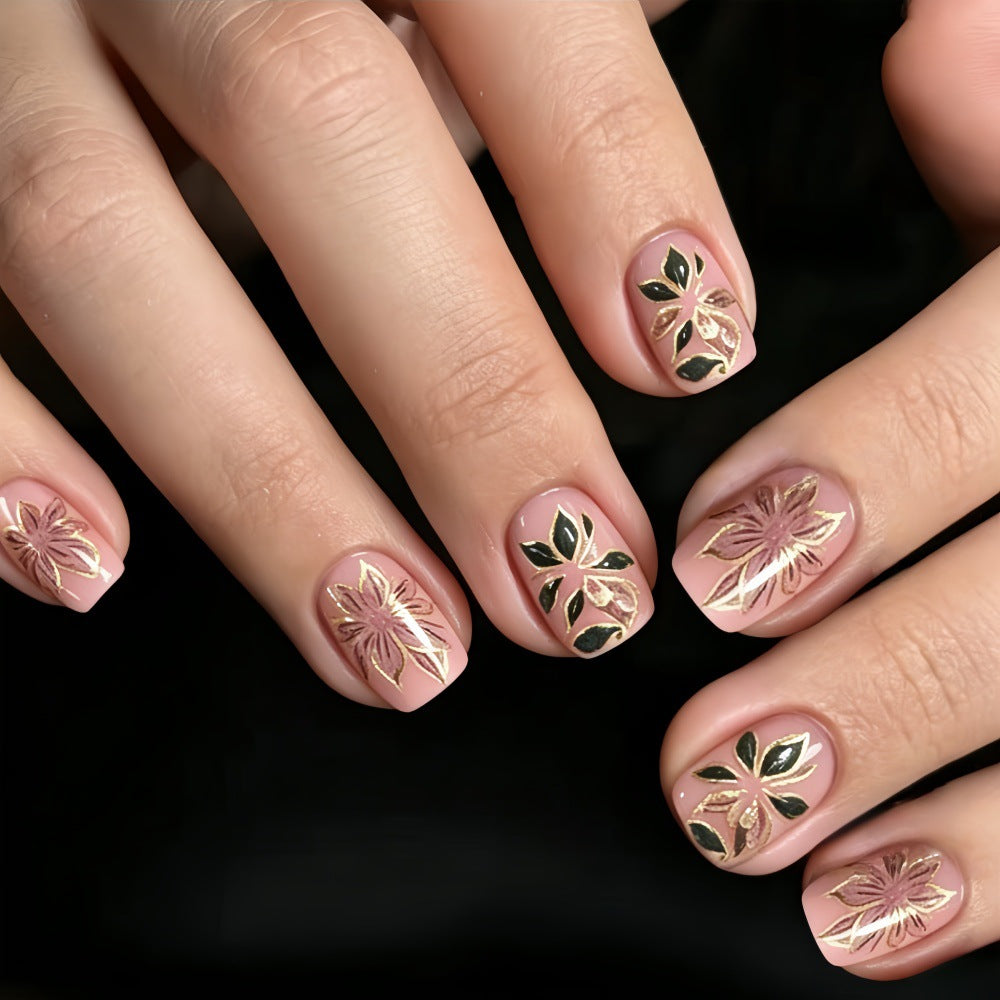 Kunstnägel mit romantischen floralem Design Brehn