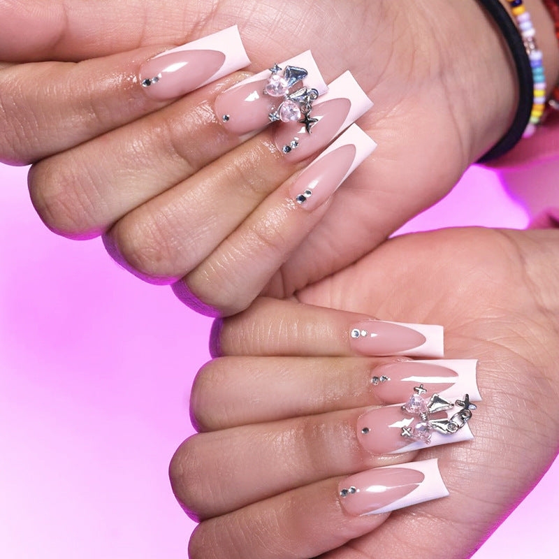 Elegantes Dekoratives Press-On Nagelkunstset mit Strassakzenten Brehn