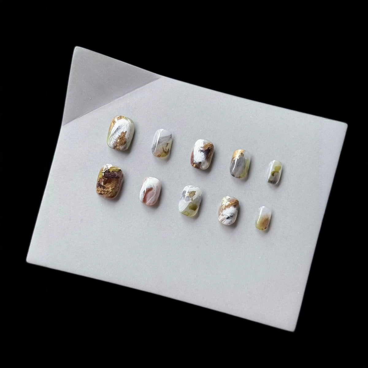 Künstlerisches Press-On Nagelkunstset mit Marmor- und Goldakzenten