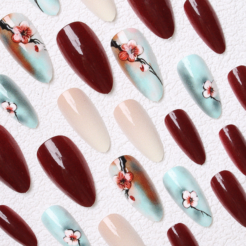 Künstlerische florale Press-On-Nageldesigns Brehn