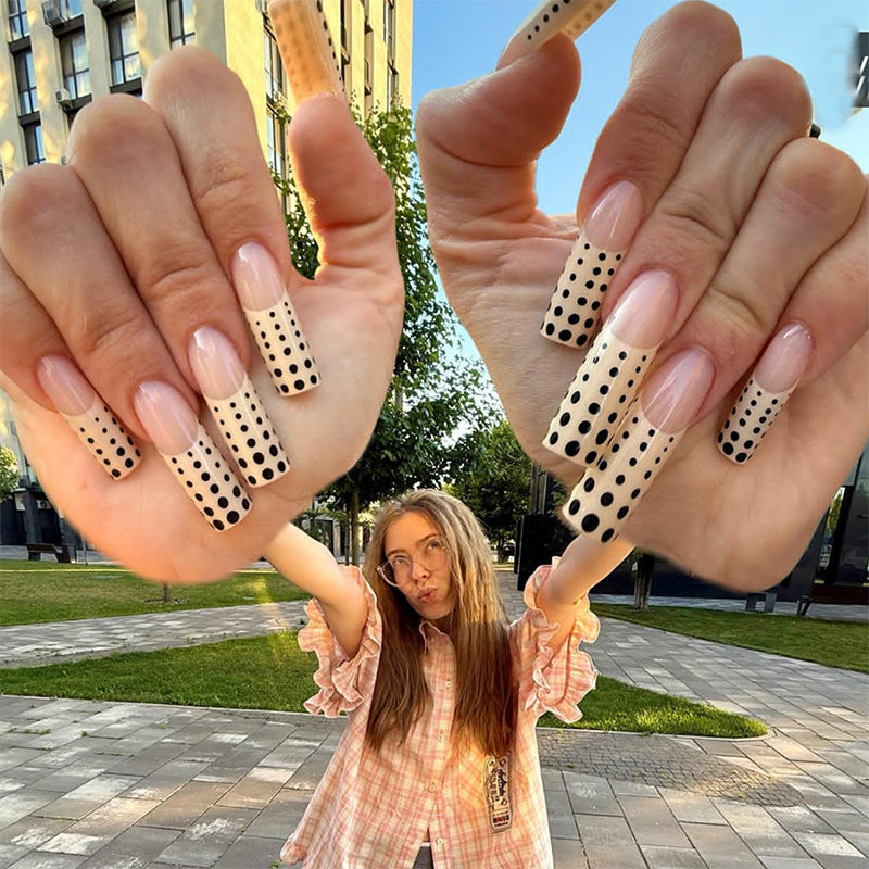 Kunstnagelset mit eleganten Punkten und Glitzerakzenten Brehn