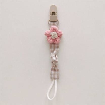 Handgemachter Baumwoll-Schnullerclip mit Gingham-Gurt und gestrickter Blume