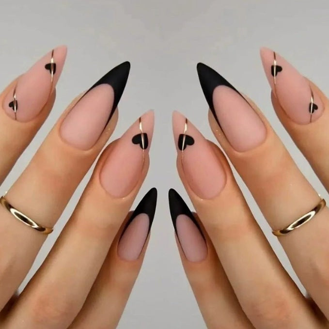 Herz-verzierte Stiletto-Nagelkunst Brehn