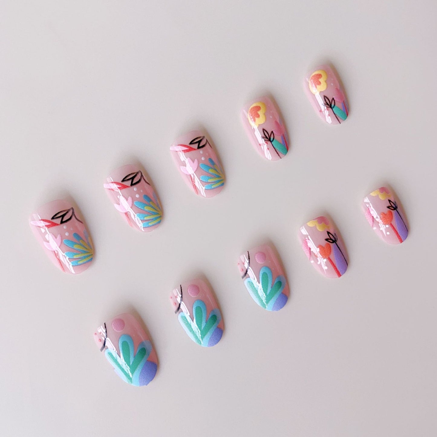 Kreatives Nagelkunstset mit bunten Blumen-Designs Brehn