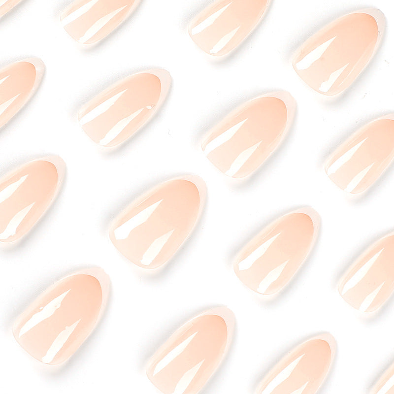 Kunstvolle Nagelverlängerungen im eleganten French-Tip Design Brehn