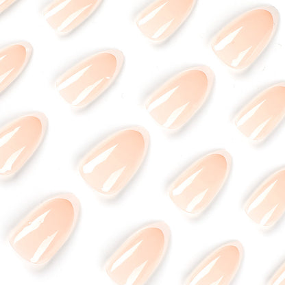 Kunstvolle Nagelverlängerungen im eleganten French-Tip Design Brehn
