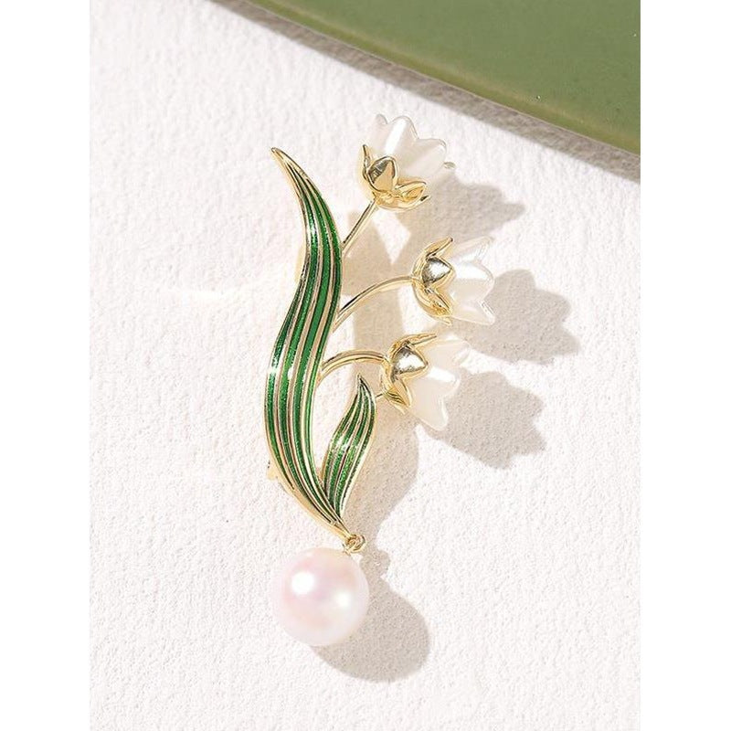 Elegante Blütenbrosche mit Perlenanhänger Brehn