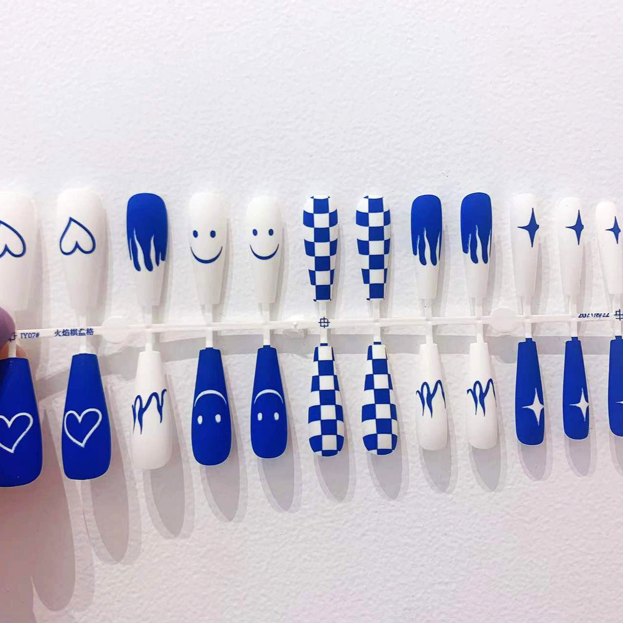 Kunstnagelset mit kreativem geometrischen Design Brehn