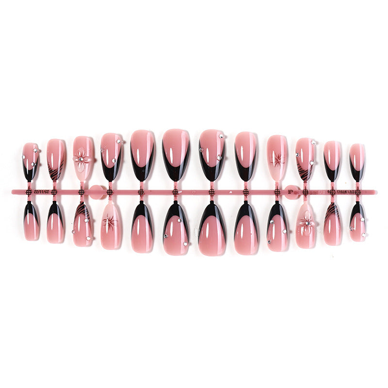 Deluxe Press-On Nagelset mit eleganten schwarzen Spitzen und Verzierungen Brehn