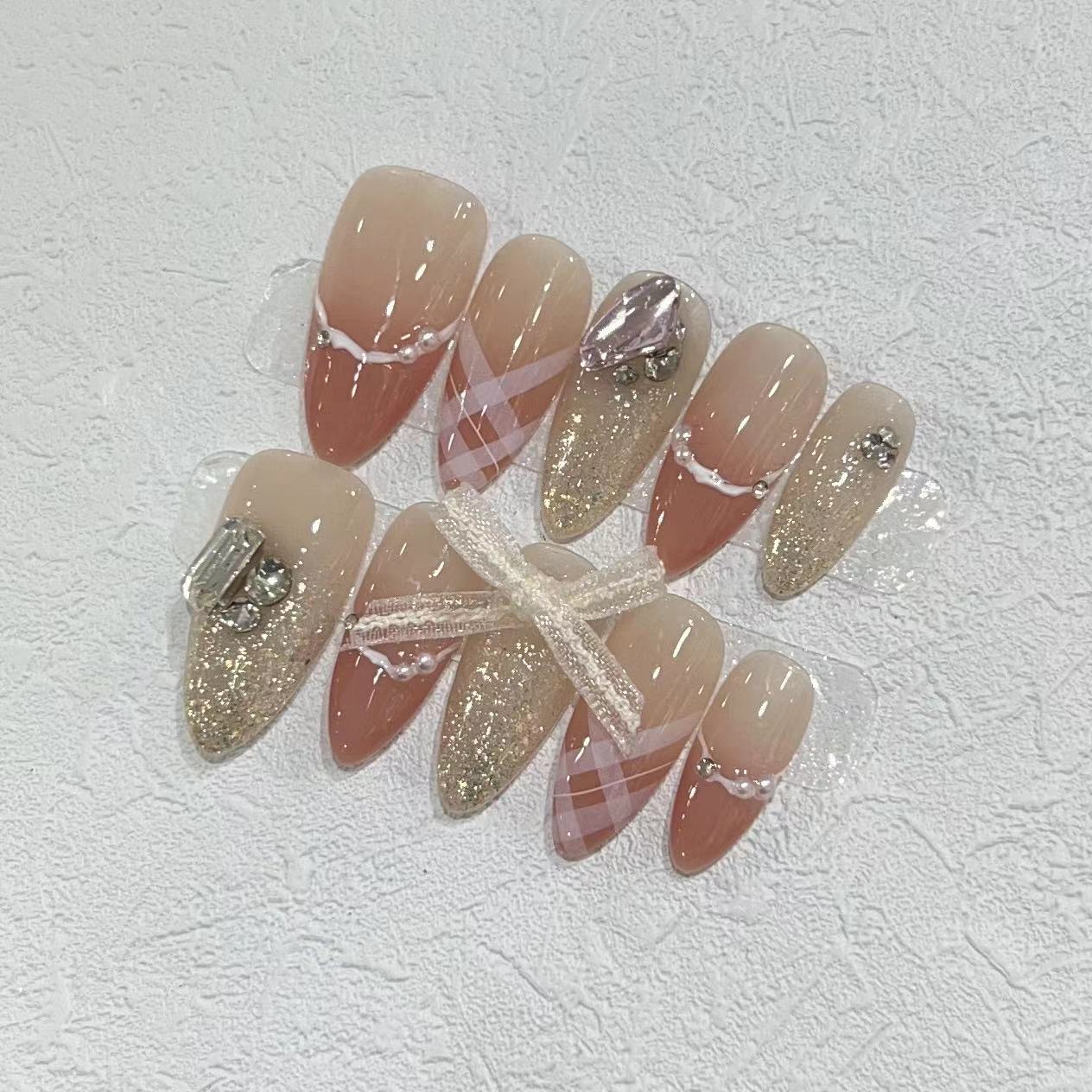 Dekoratives Stiletto Press-On Nail Art Set mit Strass- und Glitzerakzenten Brehn