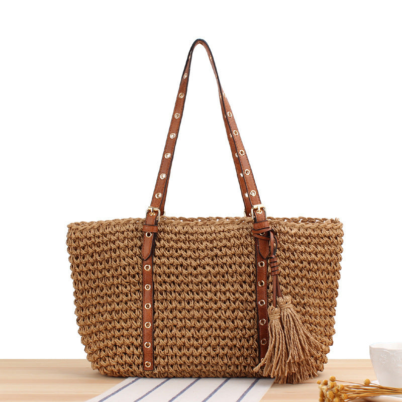 Elegante Strandtasche Aus Handgefertigtem Naturmaterial mit Lederakzenten Brehn