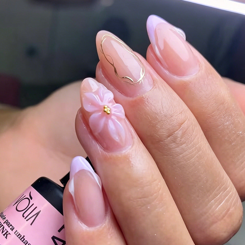 Kunstnagelset mit zarten floralen Verzierungen und elegantem Glanz Brehn