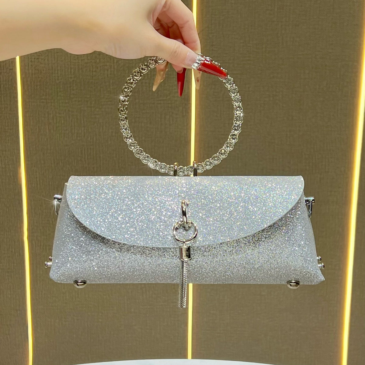 Glitzernde Clutch mit Strassgriff für den Abend
