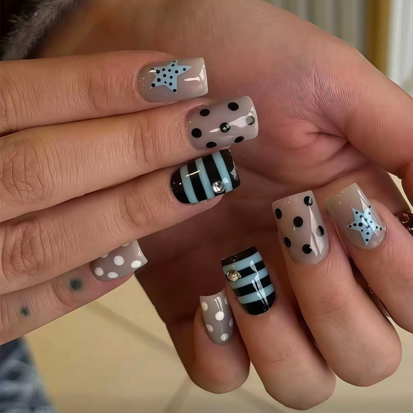 Künstlerisches Press-On Nail Design Brehn