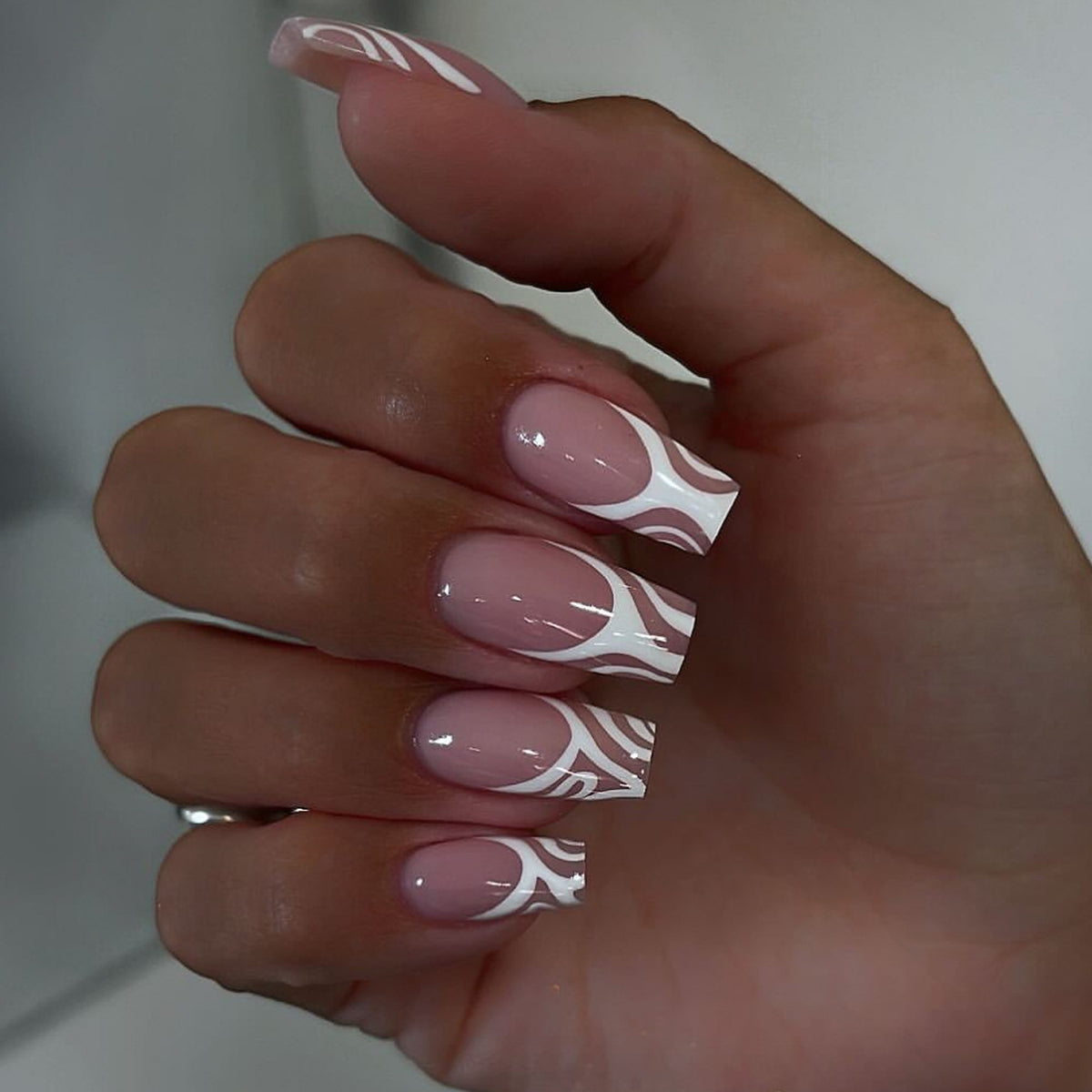 Kunstvolle Nagelverlängerungen mit durchscheinendem Design und eleganten Linien Brehn