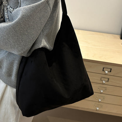 Minimalistische Wildleder Schultertasche