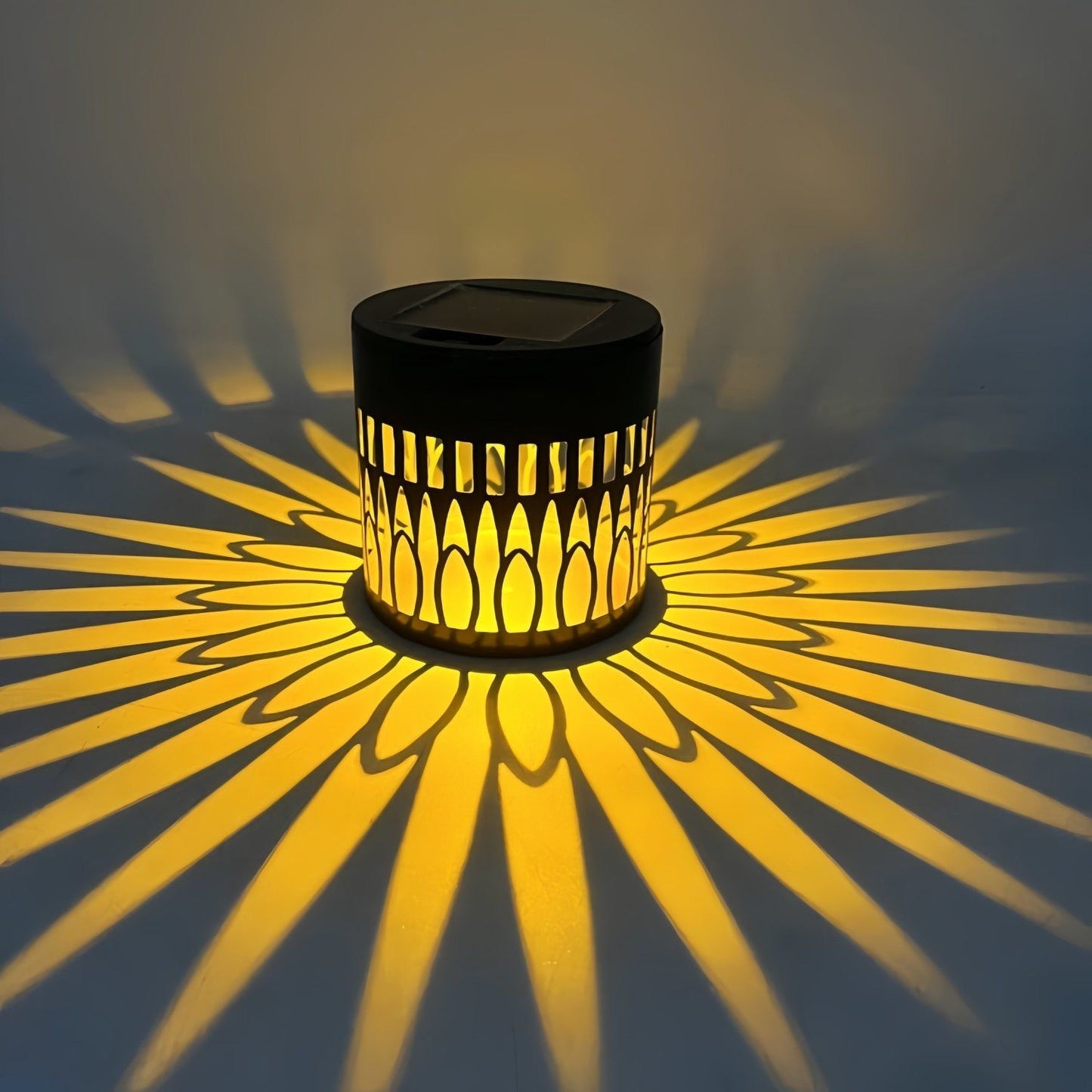 Solarprojektionsgartenlicht mit dekorativem Blumenmuster und Dämmerungs-zu-Dawn-Sensor Brehn