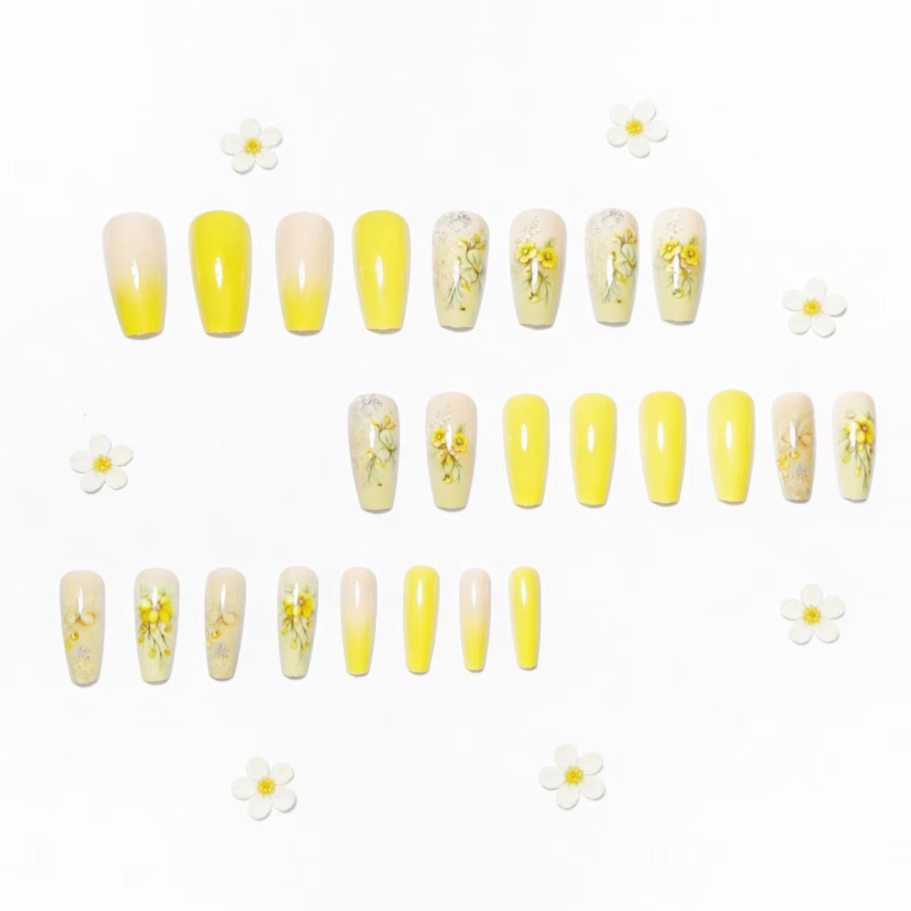 Kunstnägel mit Floralen Verzierungen und Glitzer Brehn