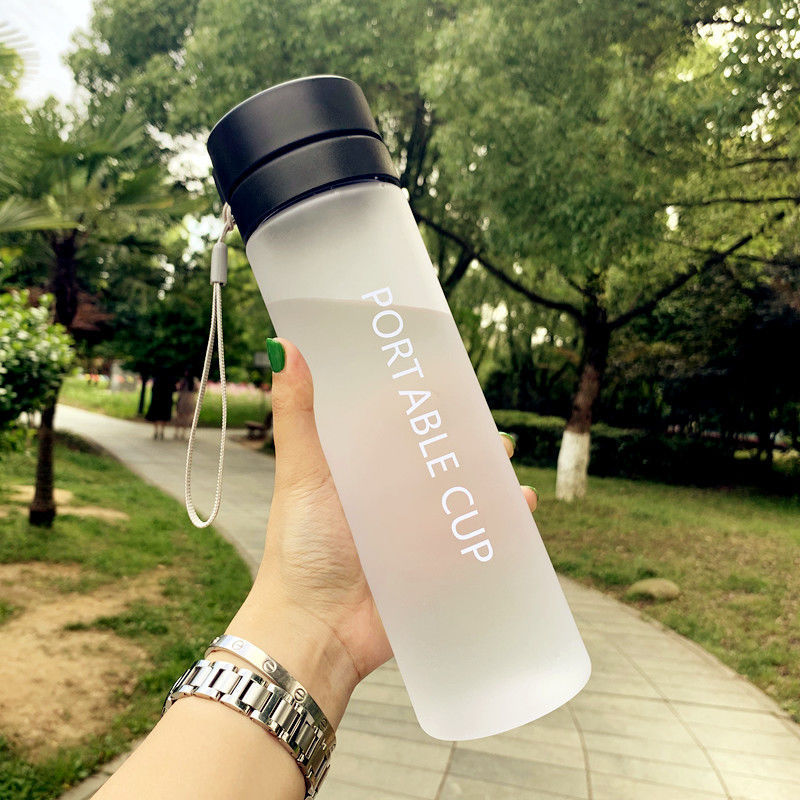 Damen tragbare Wasserflasche mit praktischem Reinigungssystem Brehn