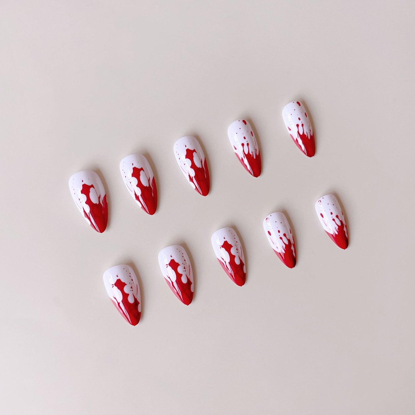 Kunstnagelset mit blutrot inspiriertem Design und spitzen Akzenten Brehn