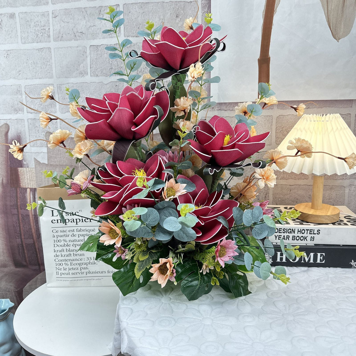 Elegantes lebensechtes Blumenarrangement für die Innendekoration