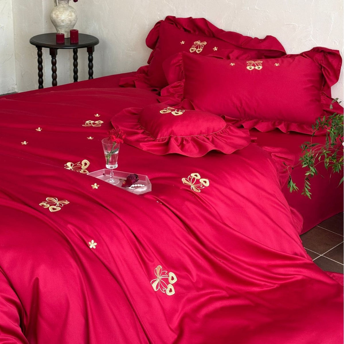 Satin-Bettwäsche-Set mit Volant und romantischer Herz- und Schleifenstickerei