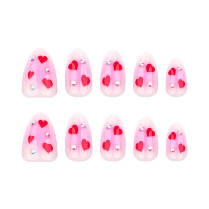 Kunstvolle Nagelkunst mit Herzmotiven und glamourösen Details Brehn
