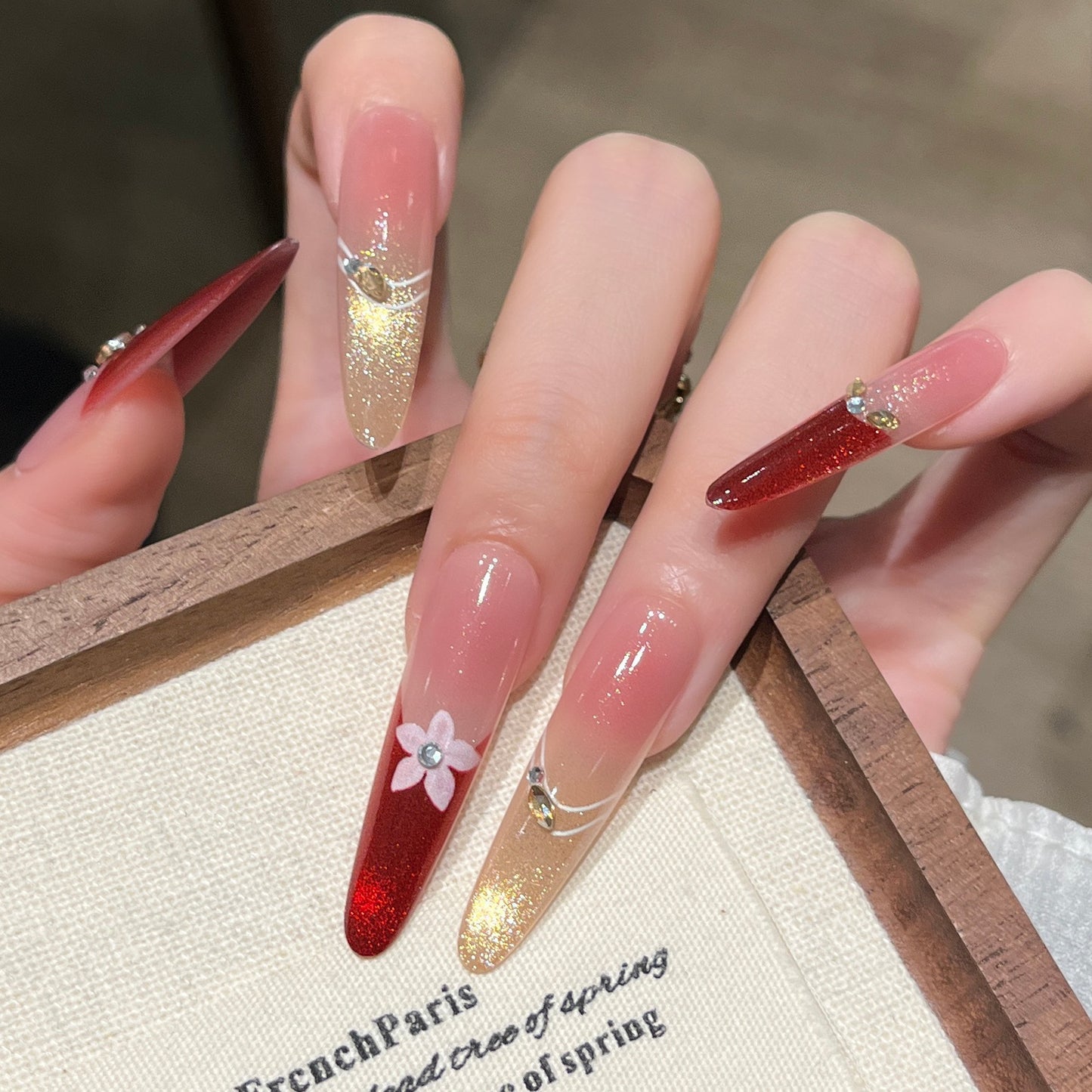 Künstlerisches Nageldesign mit dekorativen Elementen Brehn