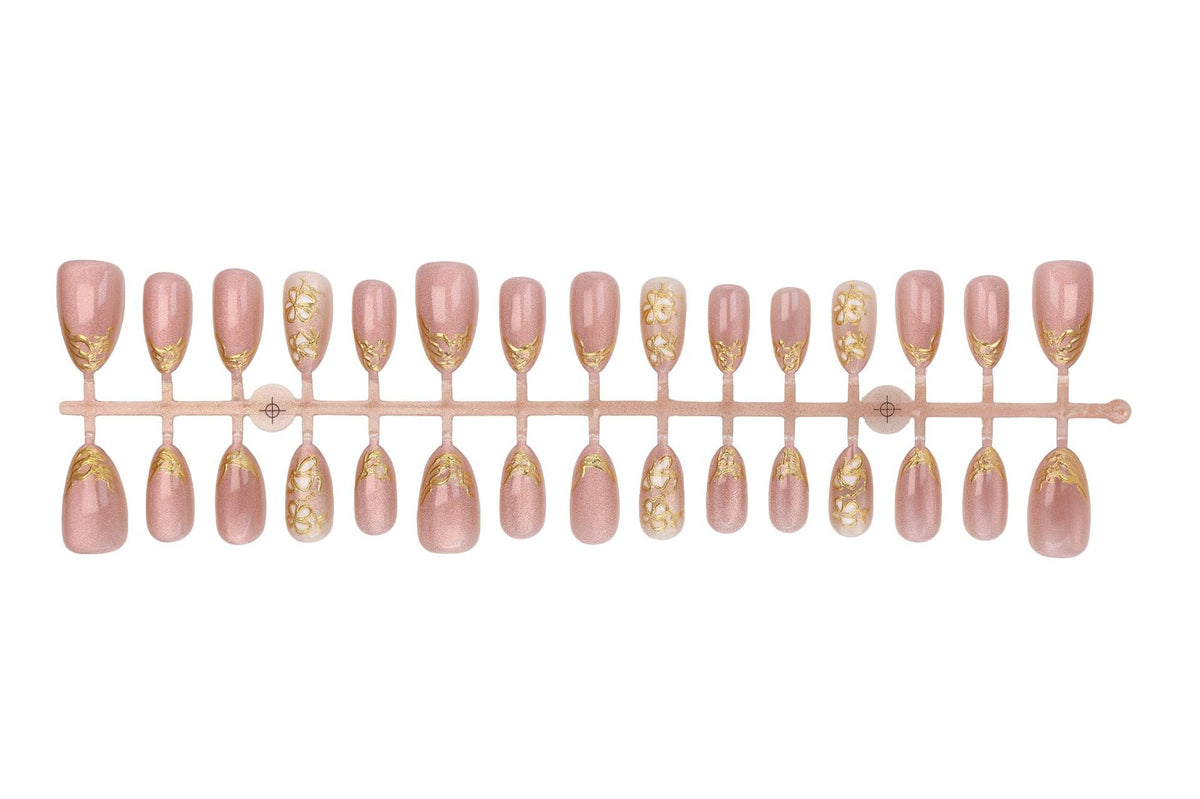 Kunstnagelset mit eleganten Blumendetails Brehn