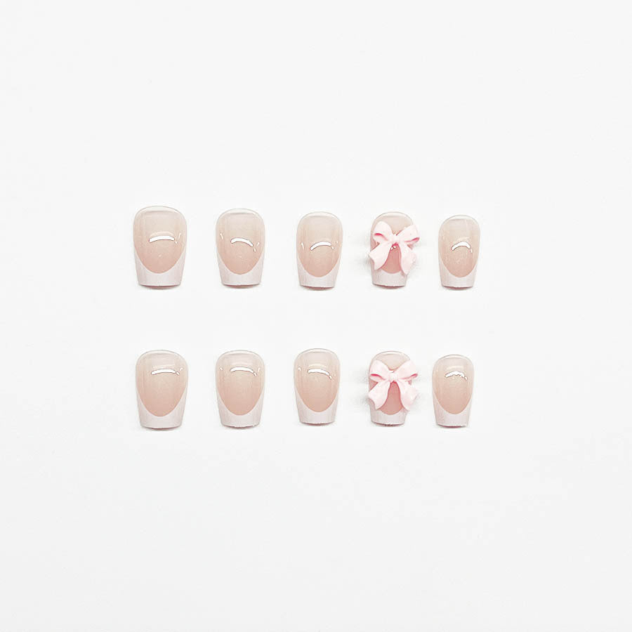 Dekorative French Tip Nagelverlängerungen mit Schleifenakzenten Brehn