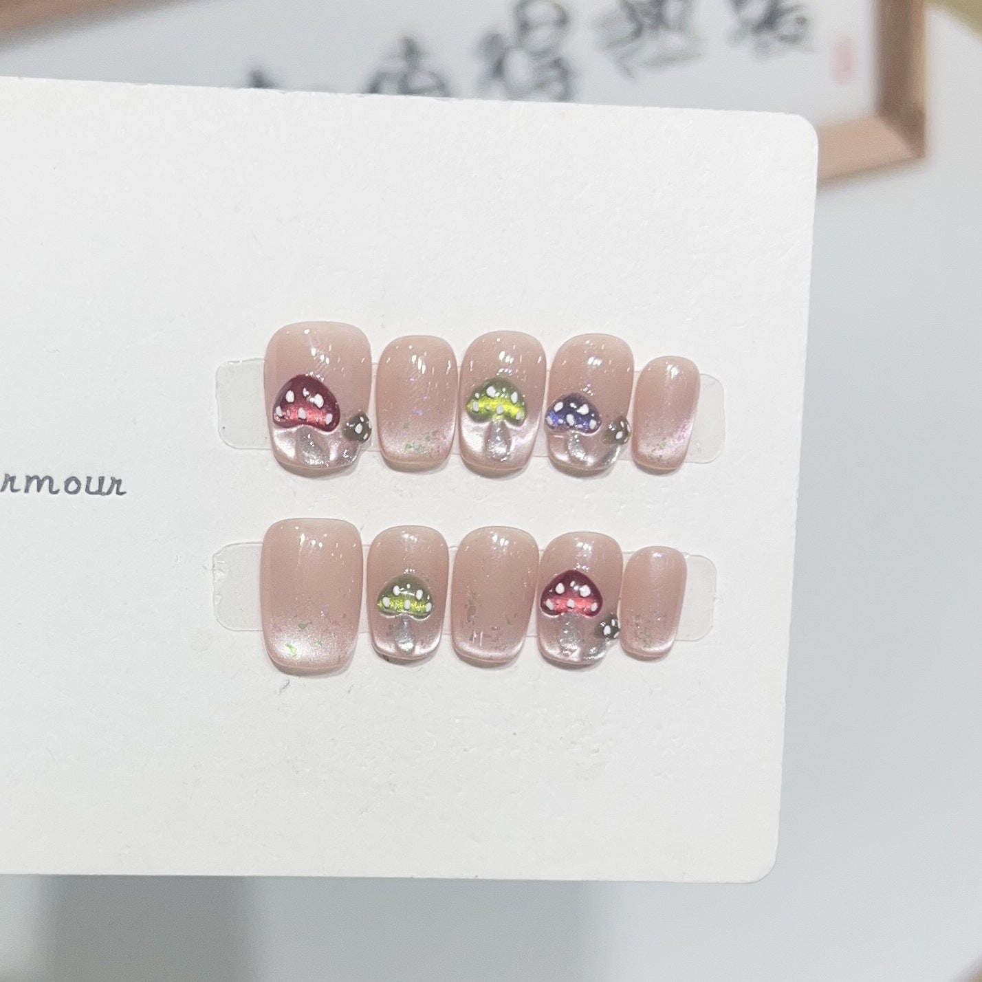 Künstlerisches Press-On Nagelset mit verspielten Pilzdesigns Brehn