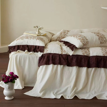Patchwork-gestreiftes floral gesteppte Bettbezug-Set mit Rüschen Saum & Umschlagkissenbezüge