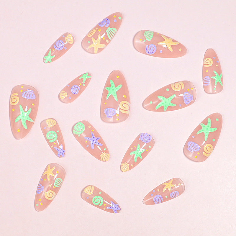 Künstlerisches Press-On-Nail-Design mit vom Ozean inspirierten Akzenten Brehn